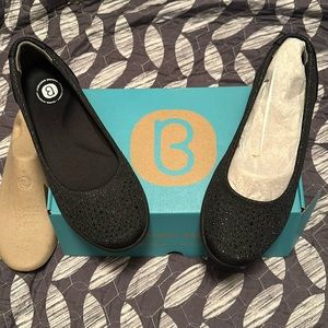 BZEES Golden Bright slip on shoes, size 10 W, black, NEW in box